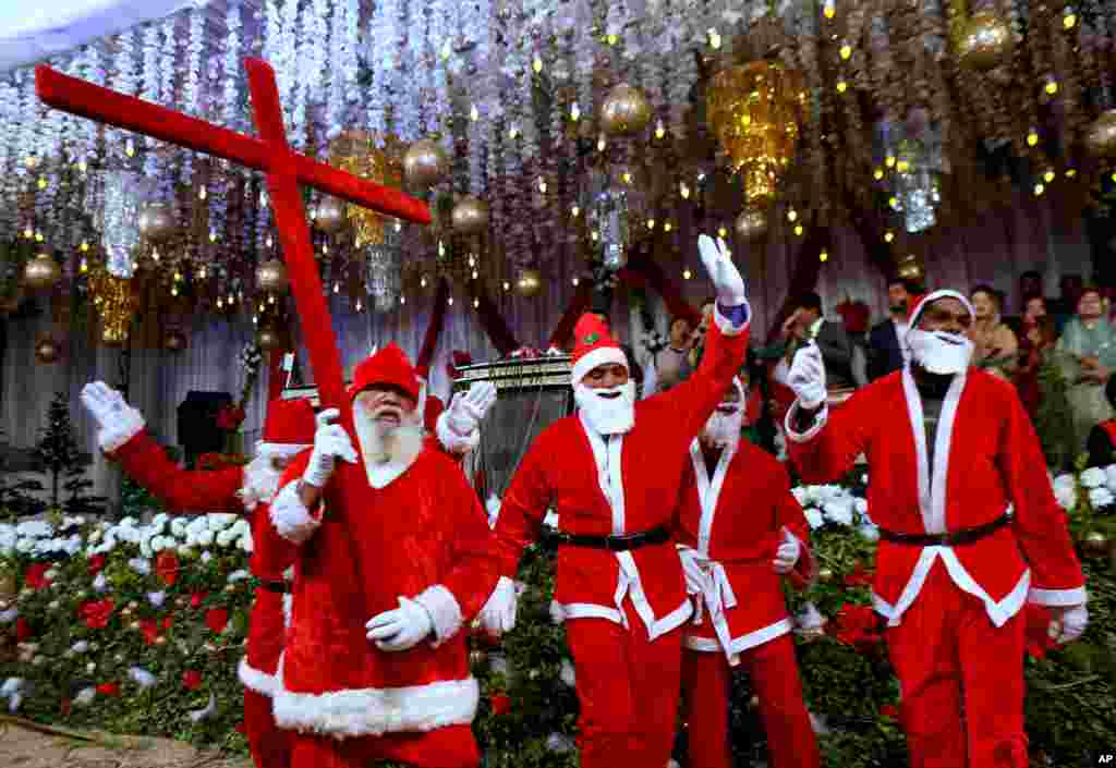 파키스탄 라호르에서 산타클로스 복장을 한 사람들이 성탄절을 축하하고 있다. 