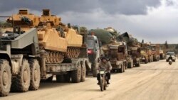 Türkiyənin hərbi konvoyu İdlib vilayətində Binnis istiqamətində hərəkət edir, 8 Fevral, 2020.
