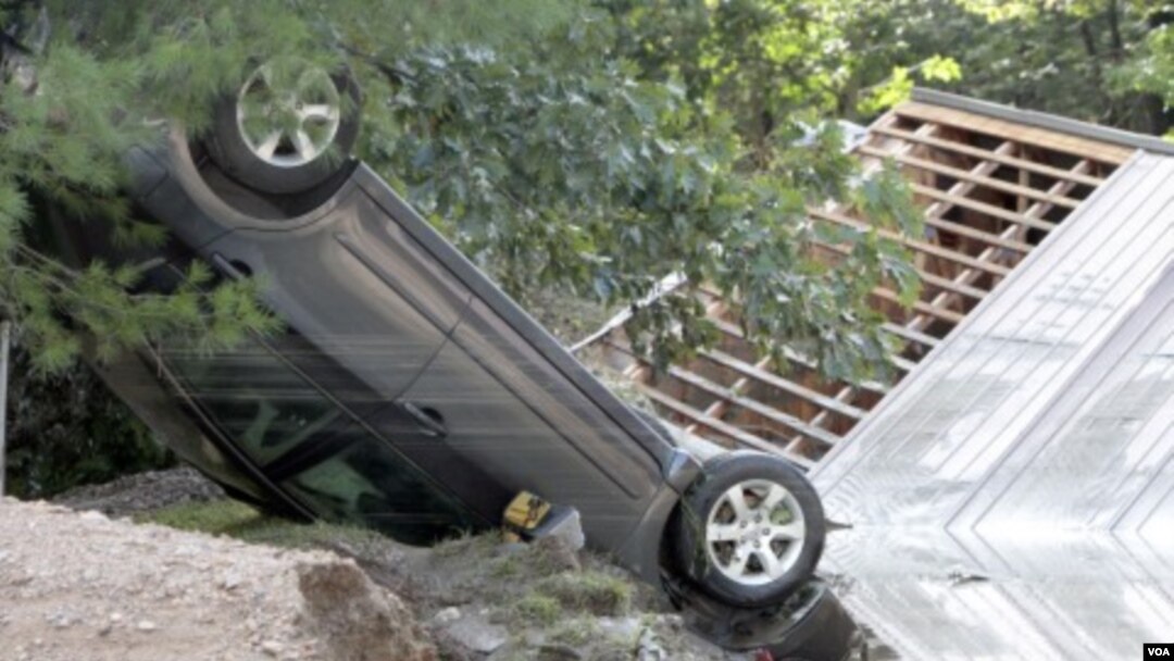 Sebuah mobil terbalik akibat badai Irene di kota Waterbury, negara bagian Vermont, AS (29/8).
