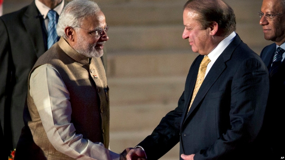 PM India yang baru Narendra Modi (kiri) berjabat tangan dengan mitranya PM Pakistani Nawaz Sharif saat acara pelantikan PM India itu di New Delhi, India, 26/5/2014. 