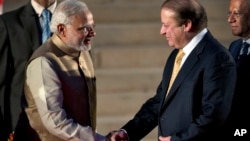 PM India yang baru Narendra Modi (kiri) berjabat tangan dengan mitranya PM Pakistani Nawaz Sharif saat acara pelantikan PM India itu di New Delhi, India, 26/5/2014. 