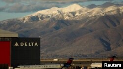 Un vuelo de Delta Airlines llega a Salt Lake City, Utah, EE. UU. Foto de archivo.