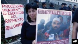 "Justice pour Abu Omar" scandent des manifestants devant la cour de Milan le 23 septembre 2009.