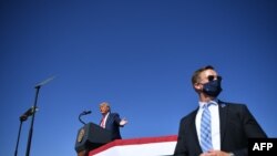 Un agent des services secrets américains monte la garde alors que le président américain Donald Trump prend la parole lors d'un rassemblement à l'aéroport régional de Prescott, en Arizona, le 19 octobre 2020. 