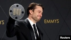 Kieran Culkin celebra el premio al Mejor Actor de Serie Dramática por "Succession".