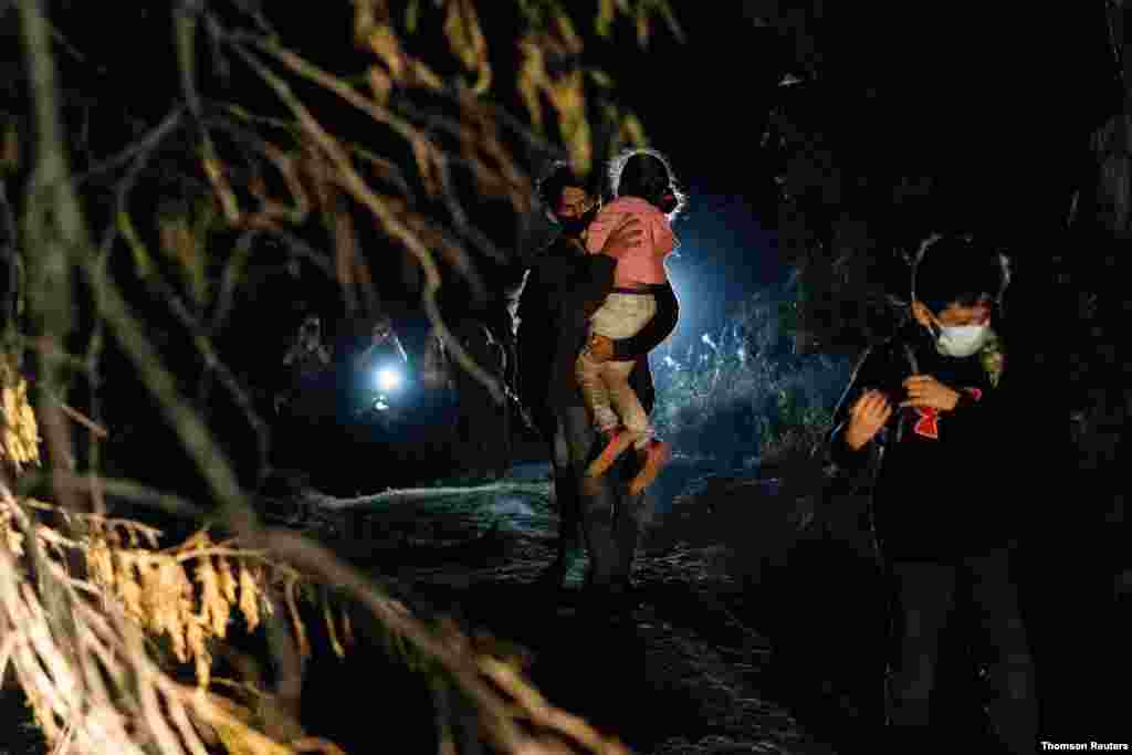 미국-멕시코 국경인 리오그란데 강을 넘은 남미 이주민 어린이를 텍사스주 국경경비대원이 안고 있다.