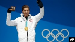 El estadounidense Shaun White gana su tercera medalla olímpica de oro de su carrera en los Jugos de Pyeongchang, Corea del Sur el miércoles, 14 de febrero de 2018.