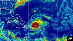 图为美国海洋大气总署(NOAA)提供的艾琳飓风8月25日卫星照