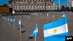 Residentes de Mar del Plata colocaron unas 500 pequeñas banderas en memoria a los más de 22.000 muertos por el virus en ese país.
