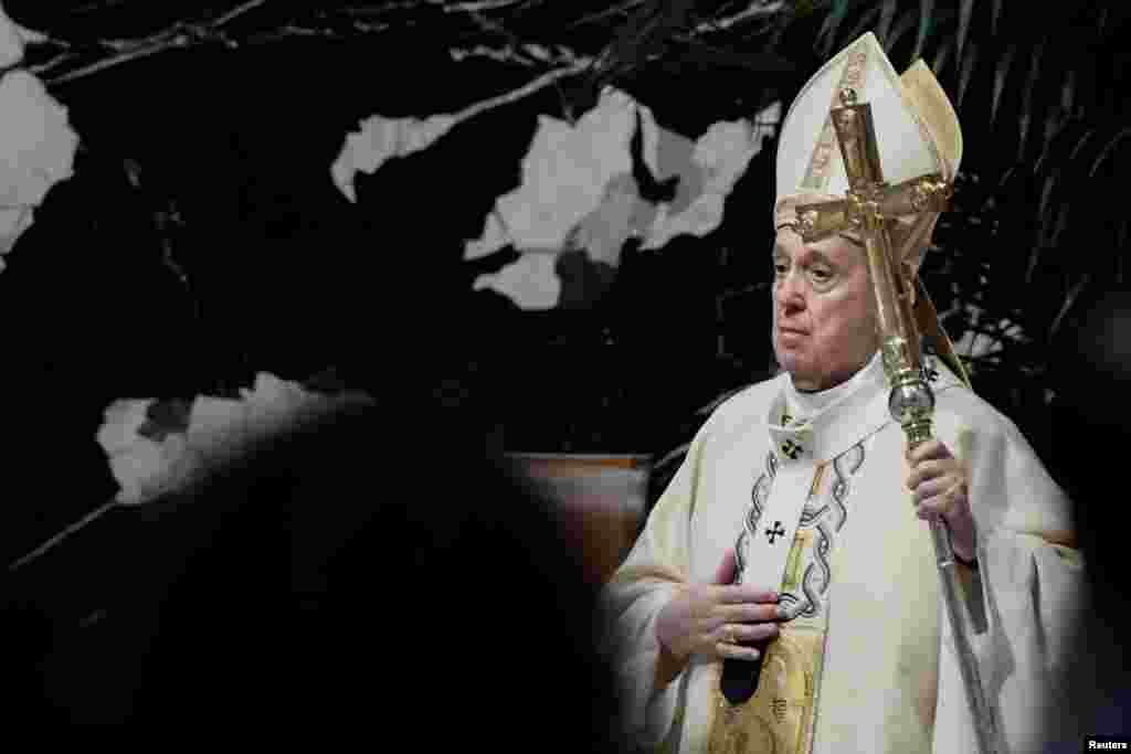 El Papa Francisco, despu&#233;s de celebrar la Misa de Pascua en la Bas&#237;lica de San Pedro en el Vaticano el 4 de abril de 2021.