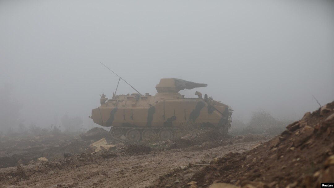 Tank militer Turki terlihat di dekat Gunung Barsaya, timur laut Afrin, Suriah, 23 Januari 2018. Tujuh tentara Turki tewas hari Sabtu (3/2) di kawasan Afrin ketika tank mereka diserang.