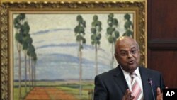 South Africa's Finance Minister Pravin Gordhan gestures during a media briefing to announce a new deputy governor of the central bank in Pretoria, March 25, 2011 (file photo)