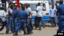 Des policiers burundais interpellent des manifestants au cours d’une marche contre un 3e mandat du président Pierre Nkurunziza, vendredi 17 avril 2015.