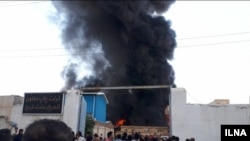آتش‌سوزی در کارخانه تولید سلفون در نزدیکی تبریز (عکس از رسانه‌های ایران) 