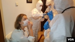 Sağlık Bakanlığı tarafından gönderilen ekiplerce antikor testi yapılan VOA Türkçe muhabiri Yıldız Yazıcıoğlu