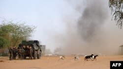 Des soldats français font exploser des mines sur le site d'un attentat-suicide, Gao, sur la route de Gourem, le 10 février 2013 