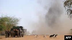 Des soldats français font exploser des mines terrestres sur le site où un kamikaze a commis un attentat, dans le nord de Gao, sur la route de Gourem, le 10 février 2013.