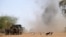Des soldats français font exploser des mines terrestres sur le site où un kamikaze a commis un attentat, dans le nord de Gao, sur la route de Gourem, le 10 février 2013.