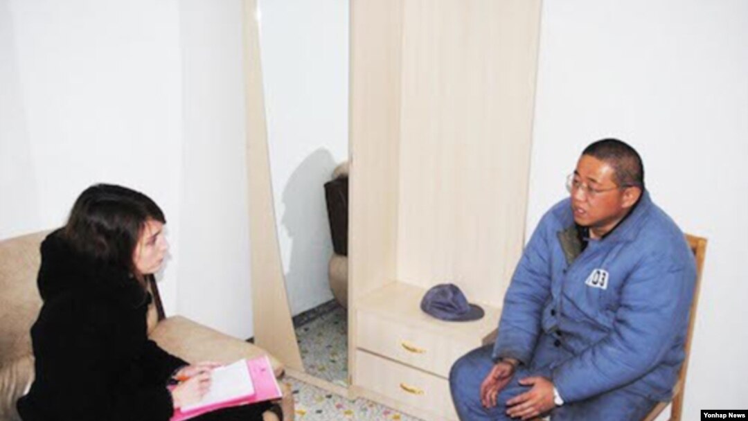 북한 주재 스웨덴 외교관과 면담하는 케네스 배 씨 (자료 사진)