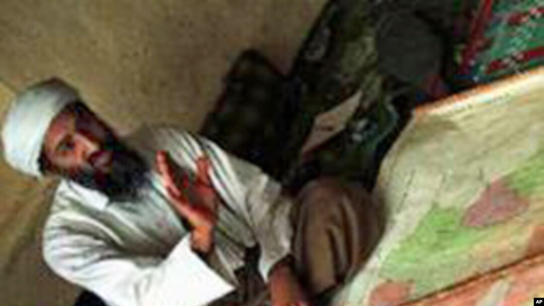 Bin Laden, líder da al-Qaida analisando um mapa