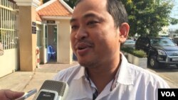 Political analyst Kim Sok tells reporters that he is unable to pay $500,000 in compensation to Prime Minister Hun Sen, as part of the lawsuit against him. (Hul Reaksmey/VOA Khmer) 