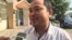 Political analyst Kim Sok tells reporters that he is unable to pay $500,000 in compensation to Prime Minister Hun Sen, as part of the lawsuit against him. (Hul Reaksmey/VOA Khmer) 