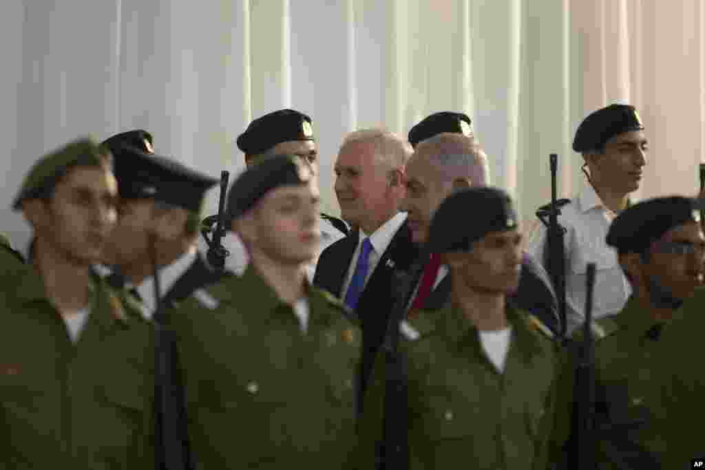 Mataimakin shugaban kasar Amurka Mike Pence a lokacin da ya isa birnin Qudus inda ya gana da Firayim Ministan Isra&#39;ila Benjamin Netanyahu, ranar Litinin 22 ga watan Janairu, 2018