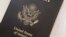 Detalle de un pasaporte de EE. UU., país que ha emitido su primer documento de este tipo para personas con género X. [Foto de archivo]