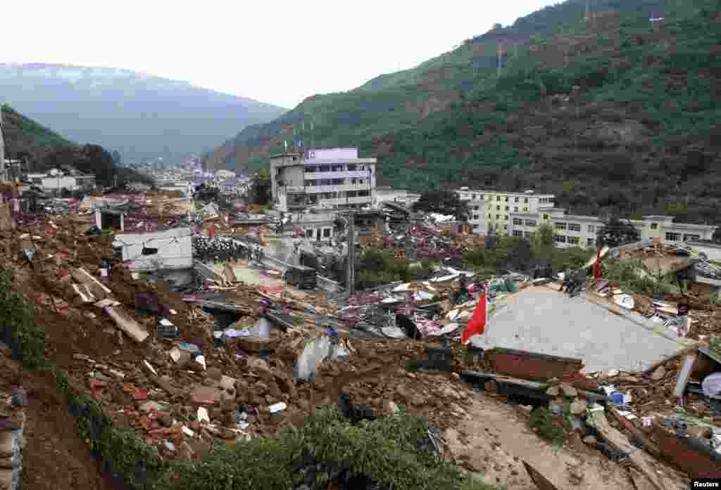 Rescuers search for survivors among the collapsed buildings after an earthquake hit Ludian county, Yunnan province, Aug. 4, 2014.&nbsp;