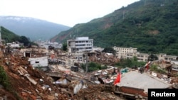 8月3日，中国云南鲁甸龙头山发生里氏6.5级地震。救援人员和村民在倒塌的房屋废墟中寻找幸存者。