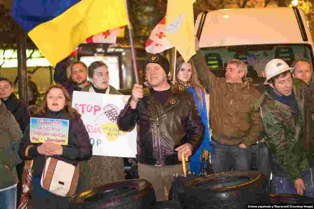 Лісабон. Посольство Росії &quot;Символічно було і те, що окрім українців, в сьогоднішній акції взяли участь і представники грузинської діаспори в Португалії. Таким чином,&nbsp; антипутінський рух набирає багатонаціональної участі. Раніше, до українців неодноразово приєднувалися і росіяни та португальці&quot;, - повідомляє Спілка українців Португалії.