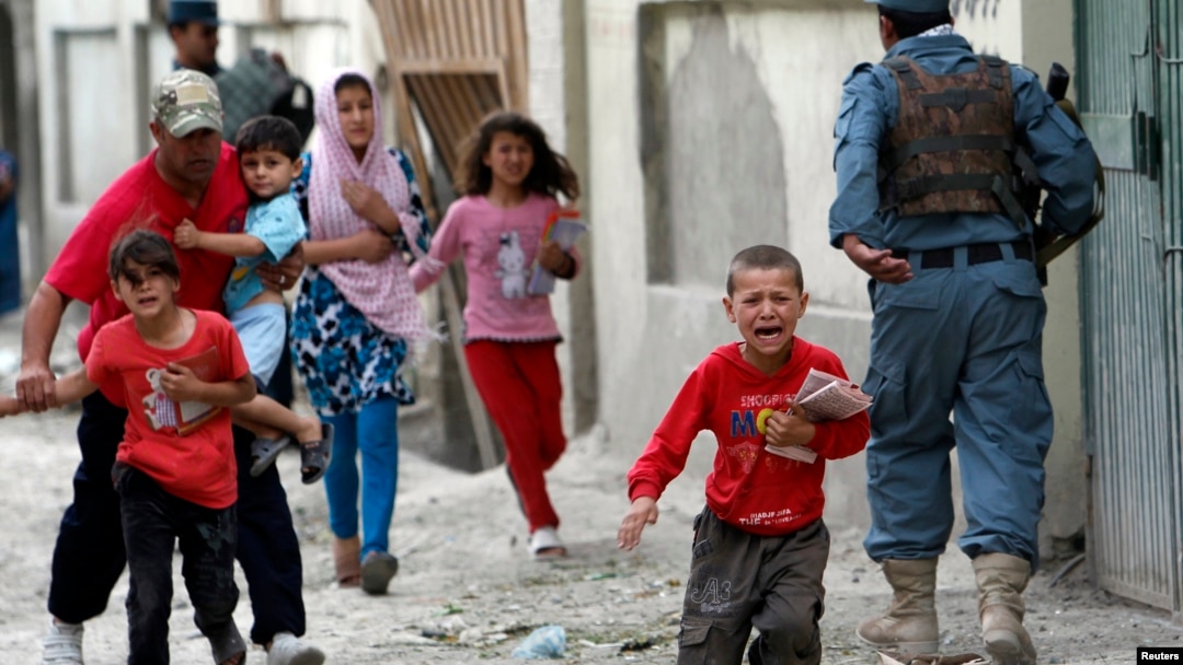 Anak-anak berlari ketakutan setelah ledakan bom di ibukota Kabul, Afghanistan (24/5). Taliban melakukan dua kali serangan di Kabul dalam waktu satu minggu. 