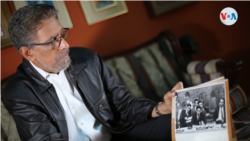 El exvicecanciller sandinista Victor Hugo Tinoco muestra una foto en donde pronunciaba un discurso en los años 1980. Foto Houston Castillo, VOA