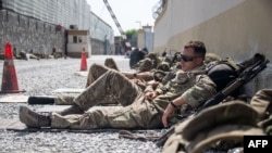 Sejumlah personel militer Inggris beristirahat setelah membantu evakuasi warga Inggris dari Afghanistan, 24 Agustus 2021. 