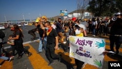 Inmigrantes protestan contra las políticas inmigratorias de Estados Unidos y México y por el derecho a pedir asilo político, en el puesto fronterizo de Tijuana.