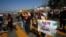 Activistas proinmigrantes en Tijuana, México, protestan contra las políticas migratorias de EE.UU. y de su propio país.