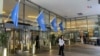 Varias banderas con el emblema de las Naciones Unidas ondean en uno de los edificios de la Universidad de la Ciudad de Nueva York.