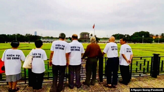 Nhóm nhân sỹ mang Tuyên bố Biển Đông đến Quốc hội đi qua Lăng Chủ tịch Hồ Chí Minh ở Hà Nội hôm 8/8/2019. (Ảnh chụp video đăng trên Facebook A Nguyen Quang)