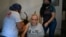 Un trabajador de la salud inocula a un anciano con una dosis de la vacuna Sputnik V COVID-19, en su casa del barrio 23 de Enero en Caracas. Junio 12, 2021.