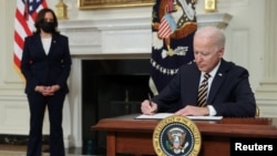 El presidente de EE.UU., Joe Biden, firma decreto para revisar las cadenas de suministro el 24 de febrero de 2021.