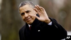 奥巴马总统12月27日从停在白宫南草坪上的直升机上下来时向记者们招手