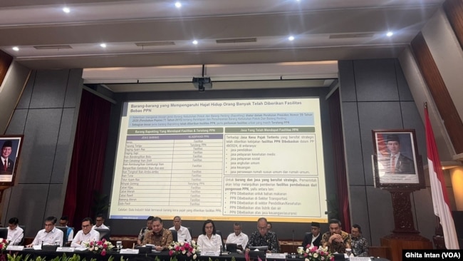 Menkeu Sri Mulyani menjelaskan barang dan jasa premium atau mewah yang dikenakan PPN 12 persen adalah buah premium, daging premium, ikan mahal, jasa pendidikan premium, jasa kesehatan premium. (Ghita/VOA)