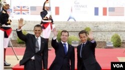 Presiden Barack Obama, Presiden Rusia Dmitry Medvedev dan Presiden Perancis Nicolas Sarkozy melambai kepada publik di kota Deauville, Perancis, tempat berlangsungnya KTT G8.