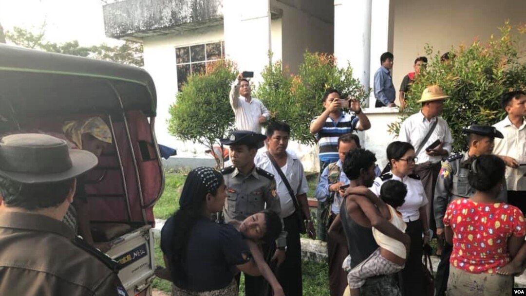Warga Muslim Rohingya dikawal polisi setibanya di balai rakyat setelah ditahan di kota Kyauktan, sekitar 100 dari Yangon, Myanmar, 16 November 2018. (Foto: dok).