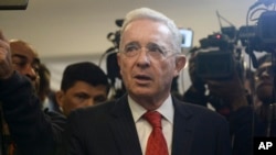 ARCHIVO - El expresidente Álvaro Uribe llega a una conferencia de prensa en la sede del partido Centro Democrático después de reunirse con el presidente electo Gustavo Petro en Bogotá, Colombia, el 29 de junio de 2022.