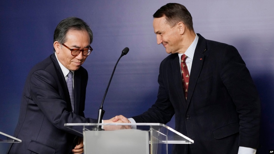 Menteri Luar Negeri Polandia Radek Sikorski (kanan) dan Menlu Korea Selatan Cho Tae-yul bertemu di Warsawa, Polandia, Rabu (5/3). 