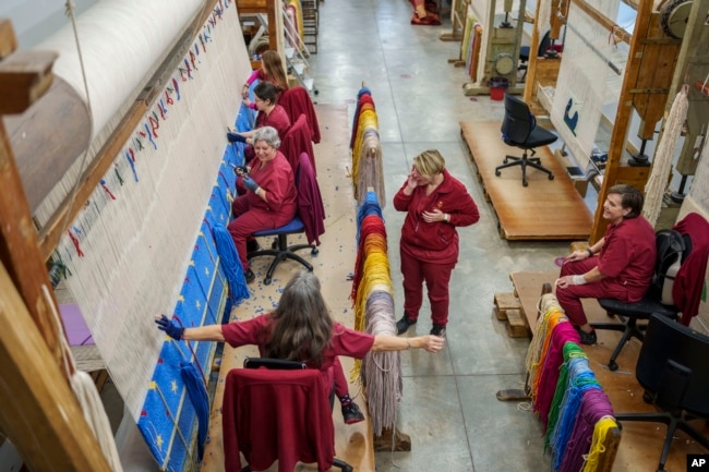 Craftswomen work at the Royal Tapestry Factory in Madrid, Spain, Friday, Nov. 30, 2023. (AP Photo/Manu Fernandez)