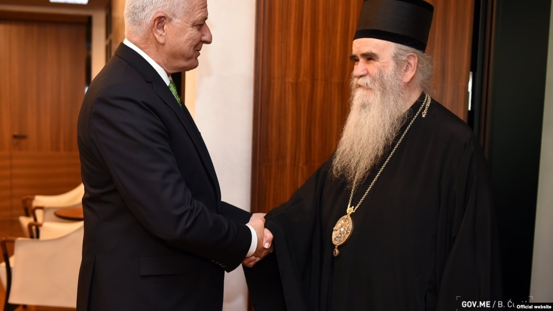 Crnogorski premijer Duško Marković rukuje se sa mitropolitom crnogorsko-primorskim Amfilohijem (gov.me)