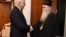 Crnogorski premijer Duško Marković rukuje se sa mitropolitom crnogorsko-primorskim Amfilohijem (gov.me)