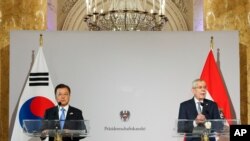 오스트리아를 국빈방문 중인 문재인 한국 대통령이 14일 호프부르크궁에서 알렉산더 판데어벨렌 대통령과 공동기자회견을 했다.